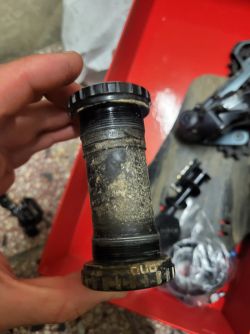 SRAM DUB BSA 68/73 - vymontováno z kola