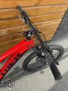 TREK E-Caliber 9.8 XT – zánovní elektrokolo ve špičkovém stavu
