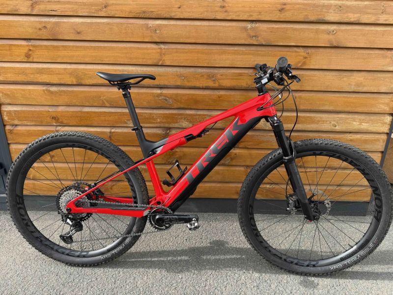 TREK E-Caliber 9.8 XT – zánovní elektrokolo ve špičkovém stavu
