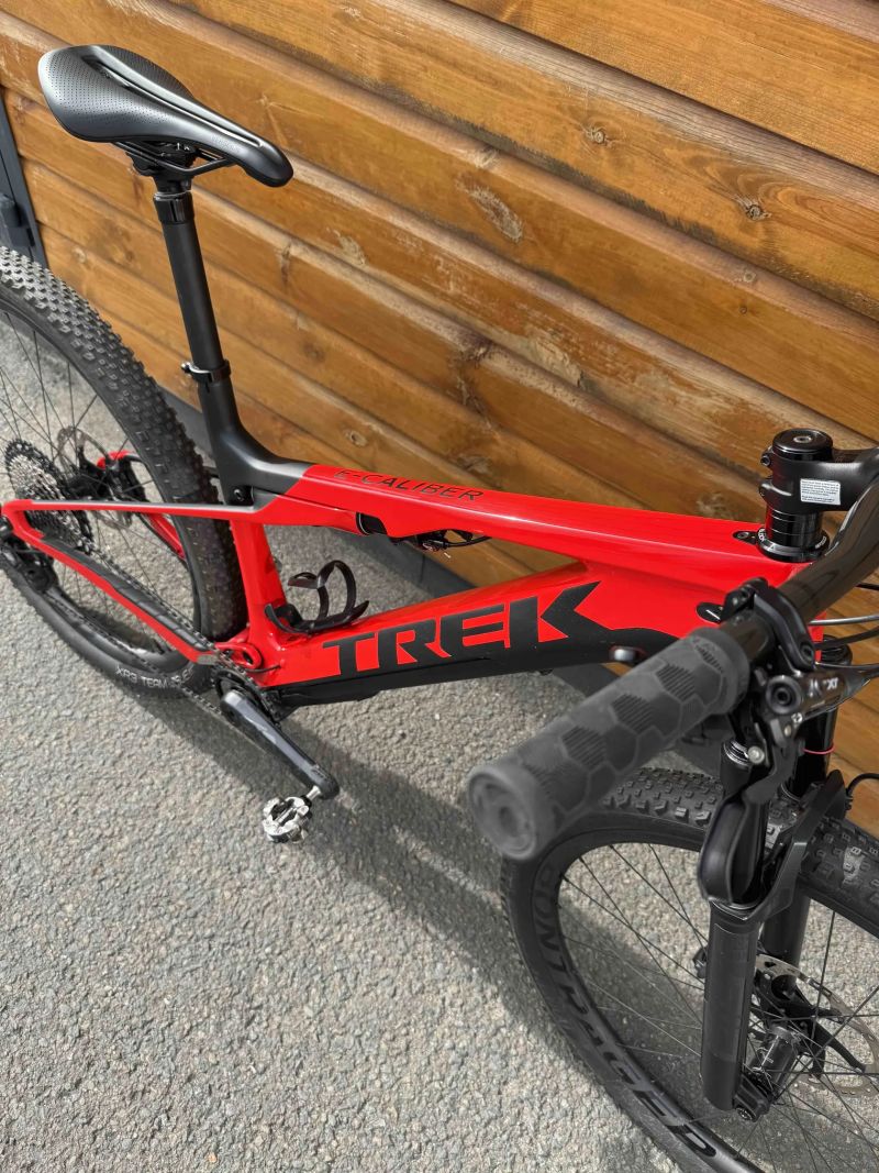TREK E-Caliber 9.8 XT – zánovní elektrokolo ve špičkovém stavu