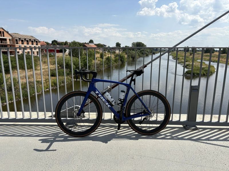 Trek Domane SL6 Gen4 vel 58 (karbon rám a kola, 105di2, měřič výkonu, 1200km)