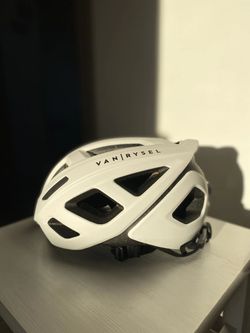 Cyklistická helma na silniční cyklistiku 