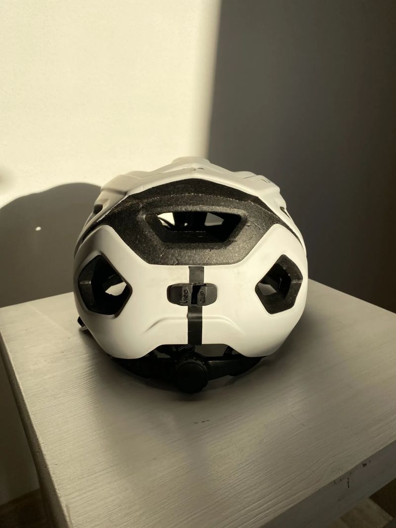 Cyklistická helma na silniční cyklistiku 