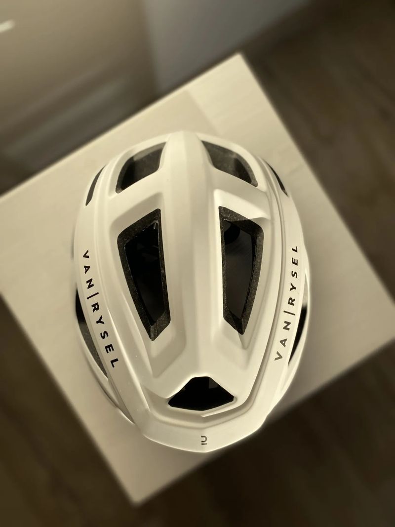 Cyklistická helma na silniční cyklistiku 