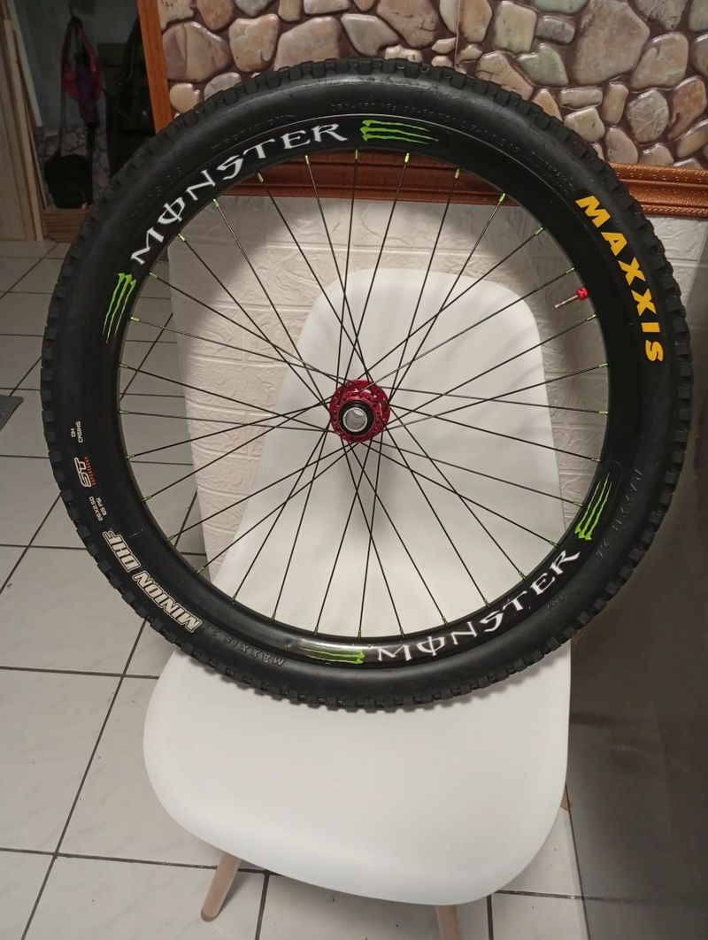 Specialized přední kolo DH 26. 20mm osa