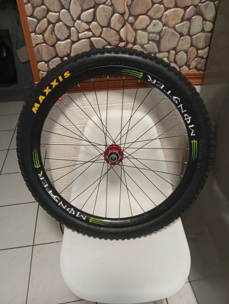 Specialized přední kolo DH 26. 20mm osa