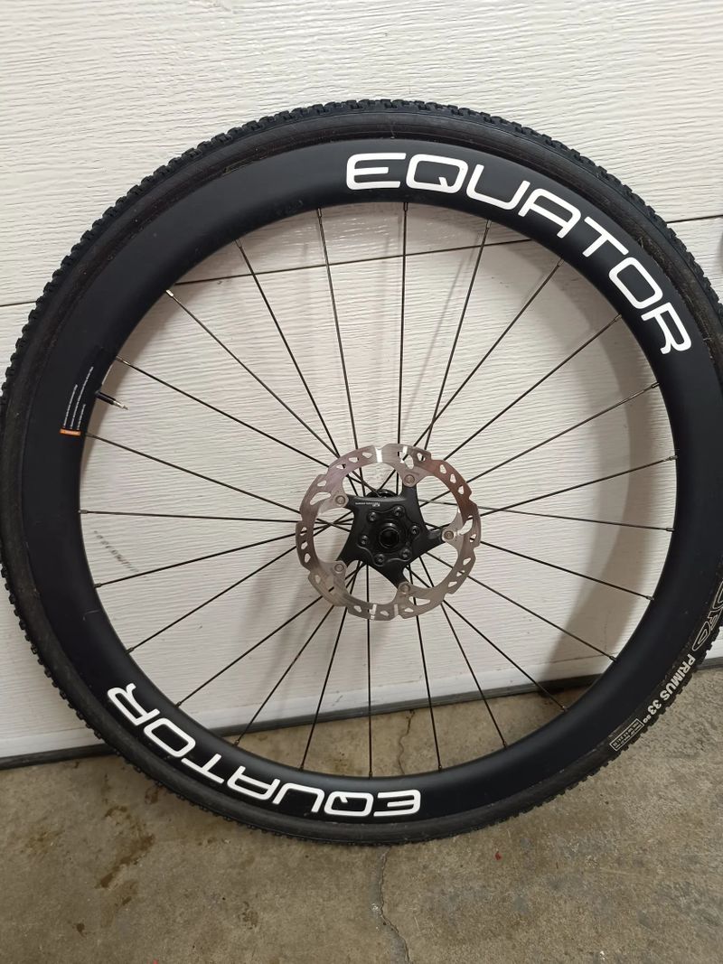 Zánovní zaplétané karbonové kola Equator T45