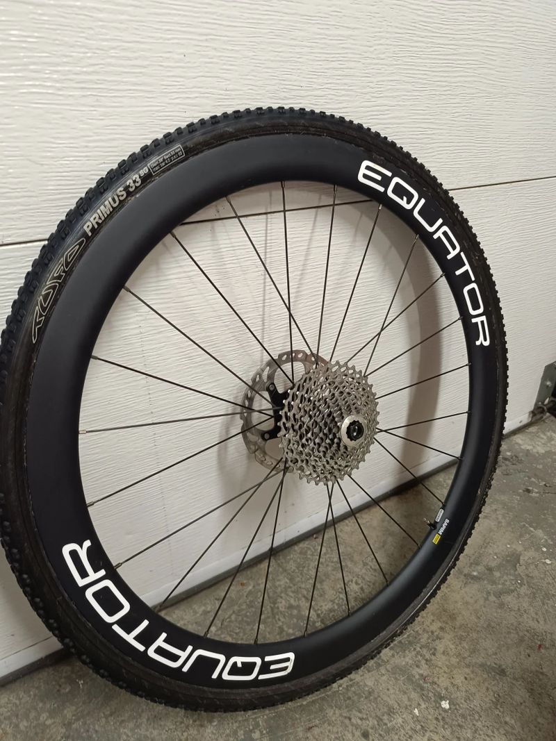 Zánovní zaplétané karbonové kola Equator T45