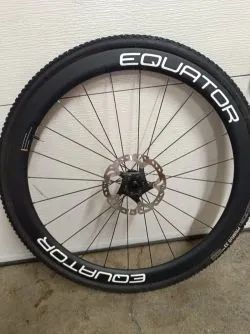 Zánovní zaplétané karbonové kola Equator T45
