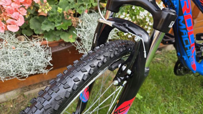 Rock Machine Surge 24" 7-12let postava 120-150cm jako NOVÉ nevyužité.