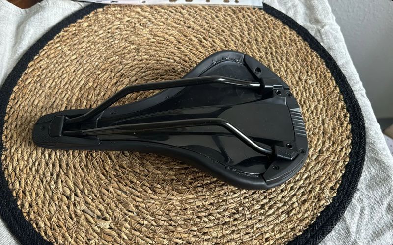 Sedlo Specialized Bridge 143 mm
