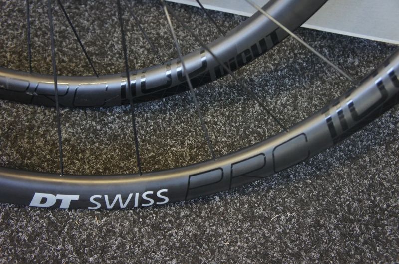  Zapletená kola DT Swiss PRC 1100 DICUT 35 - přední + zadní kolo