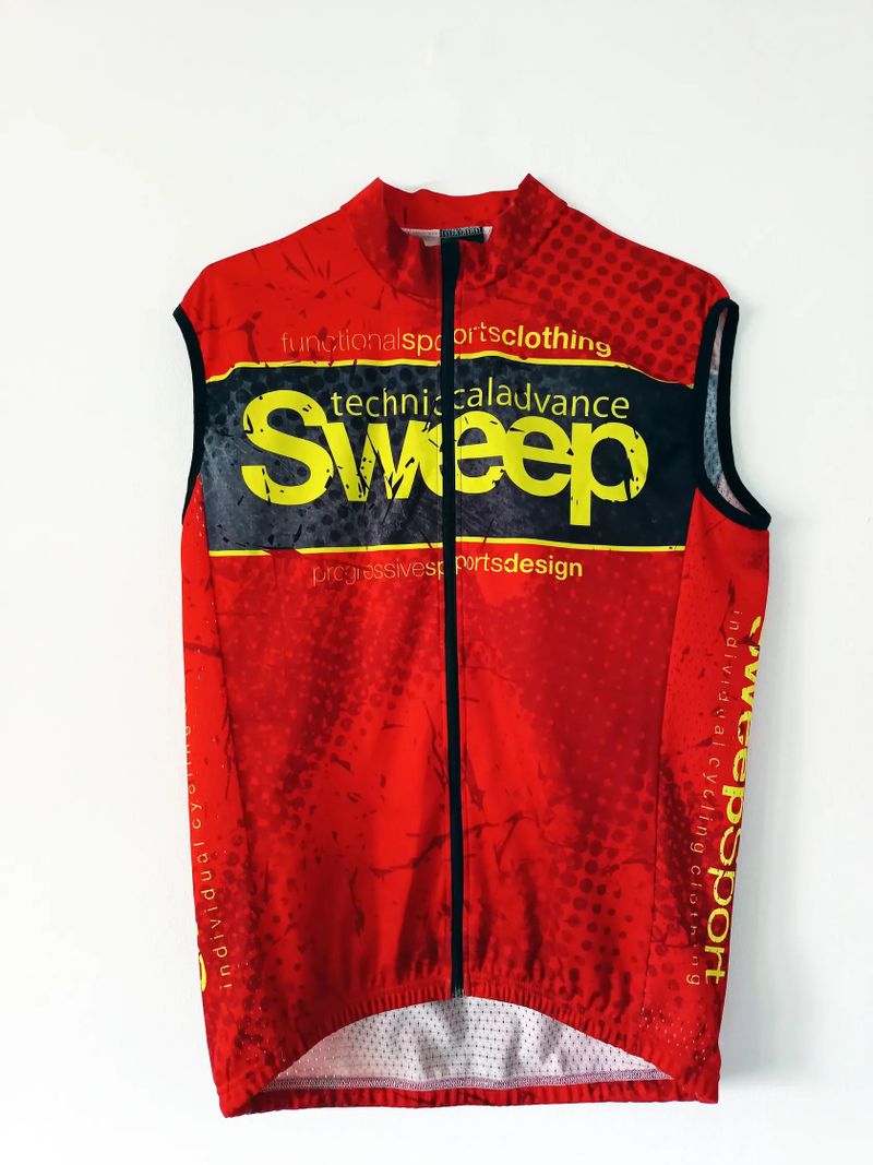 Cyklistická vesta a zateplený dres Sweepsport