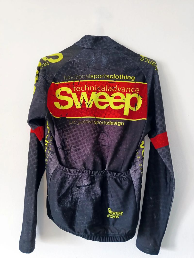 Cyklistická vesta a zateplený dres Sweepsport