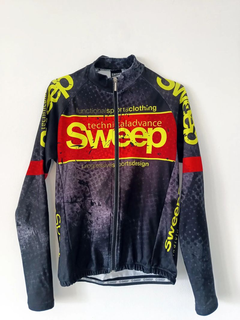 Cyklistická vesta a zateplený dres Sweepsport