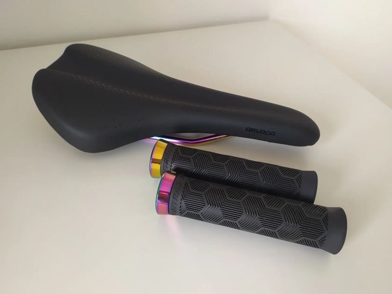 Gripy Bontrager XR Trail Elite demontované z kola - limitka Chameleon
