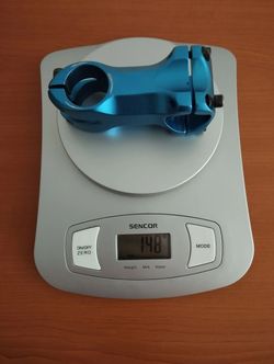 PRODÁM mix věcí - představce, pružina, držáky Garmin