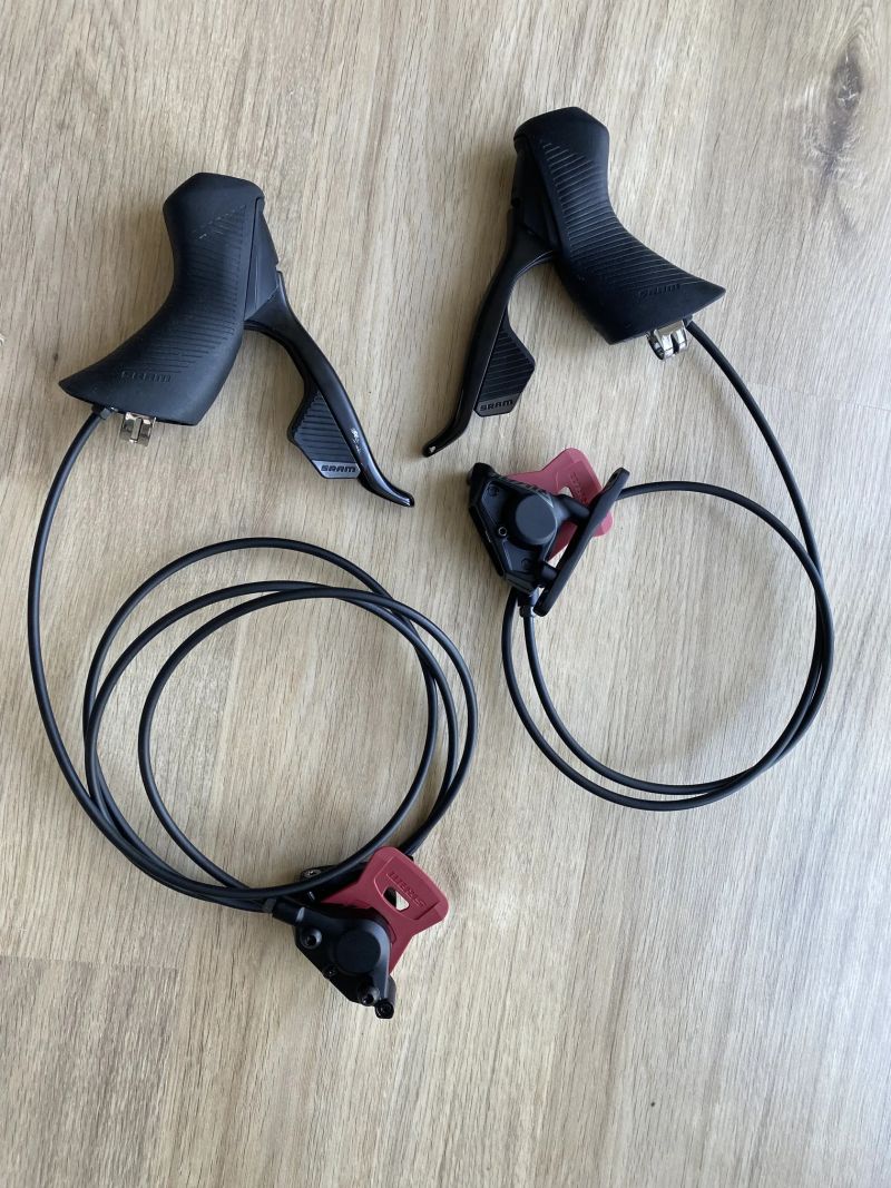 Nové třmeny Sram Rival E1 a rok staré páky Sram Rival D2