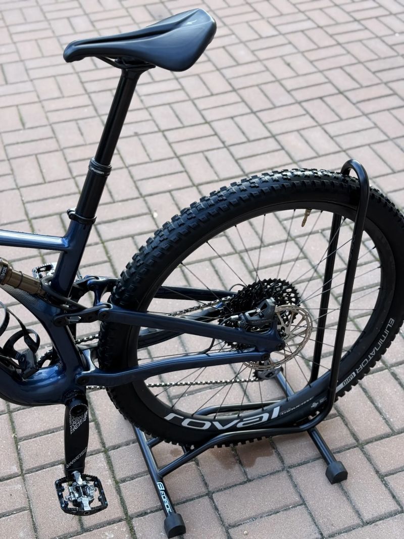 Specialized Stumpjumper Expert Carbon 29 Navy Blue 2020 s carbonovými koly Roval
