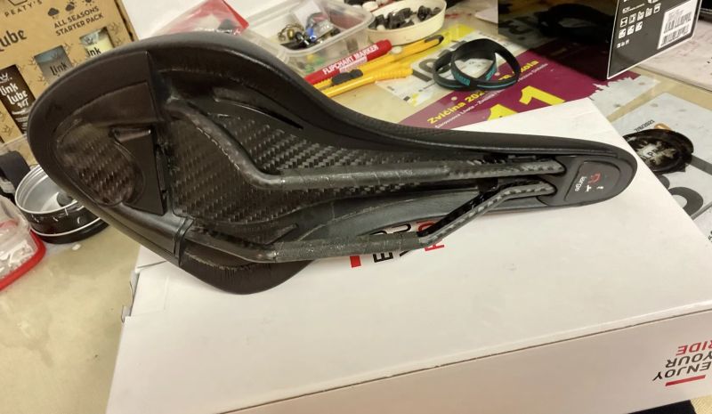 Fizik Arione R1 Carbon, 140mm - perfektní stav