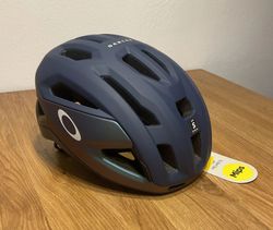 helma OAKLEY ARO3 Mips - Nová