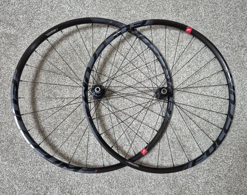 Pěkná 29" kola Fulcrum Red Zone 5, přední 15x100mm, zadní 10x135 nebo 12x142mm