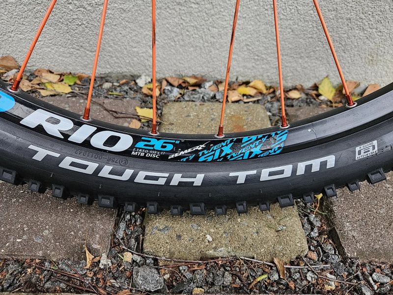 Remerx zapletené kolo 26", 559-17, rychoupínák, DEORE XT, centerlock, 32 děr