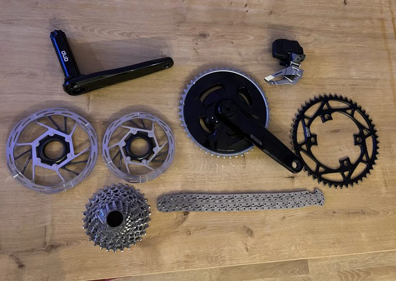 Komponenty ze sady Sram Rival AXS 2x12 s wattmetrem