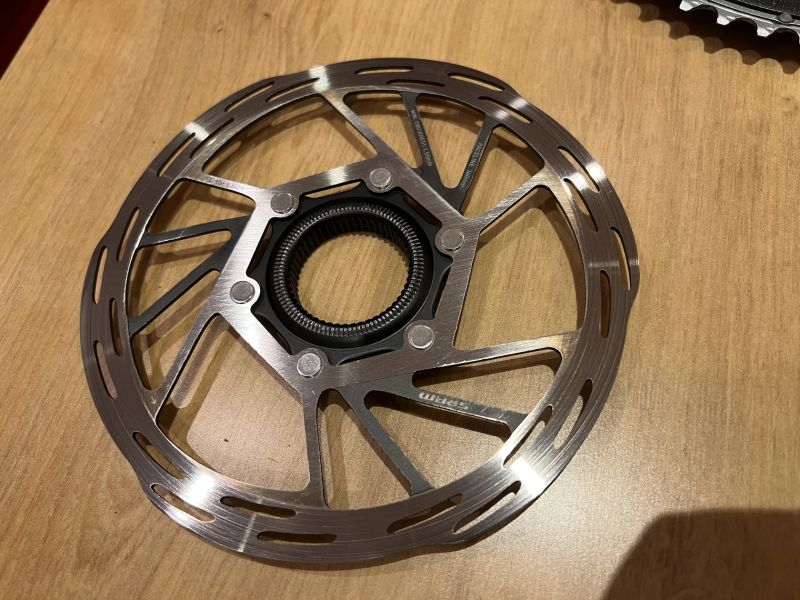 Komponenty ze sady Sram Rival AXS 2x12 s wattmetrem