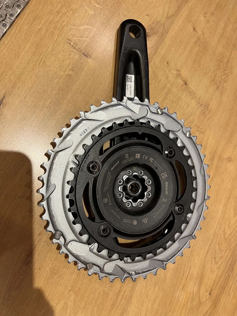 Komponenty ze sady Sram Rival AXS 2x12 s wattmetrem