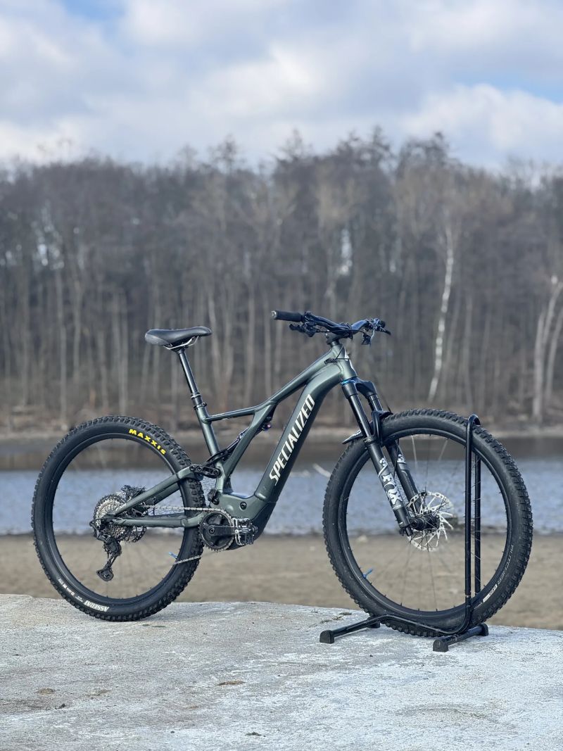 Specialized turbo levo comp 2021 2100km najeto