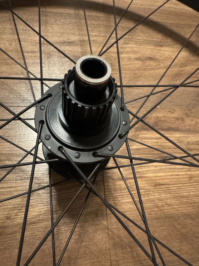 Nová Karbonová AM/Enduro kola NOVATEC M30 29", boost