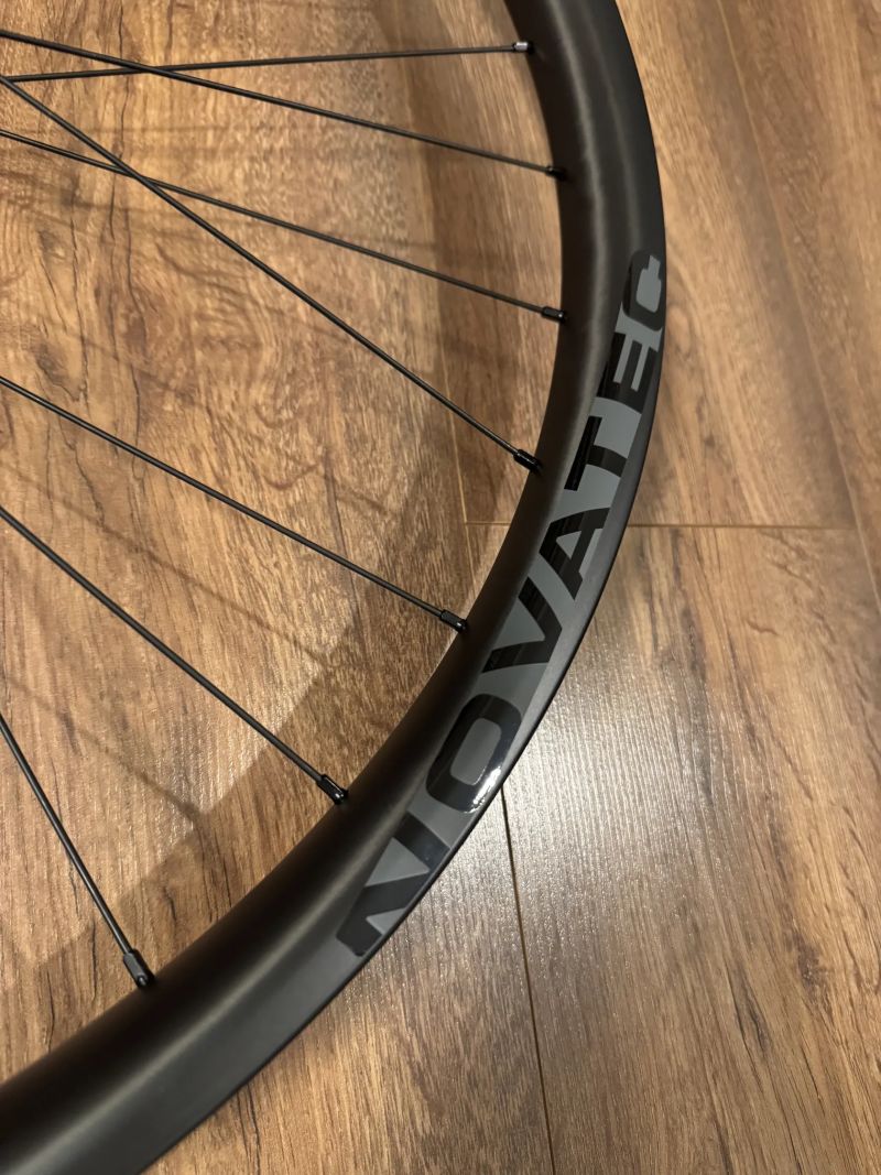 Nová Karbonová AM/Enduro kola NOVATEC M30 29", boost