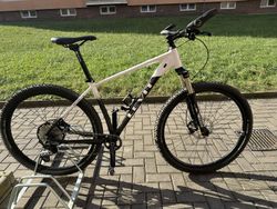 MTB LEVIT Notos 3, sada Shimano Deore, vzduchová vidlice Suntour