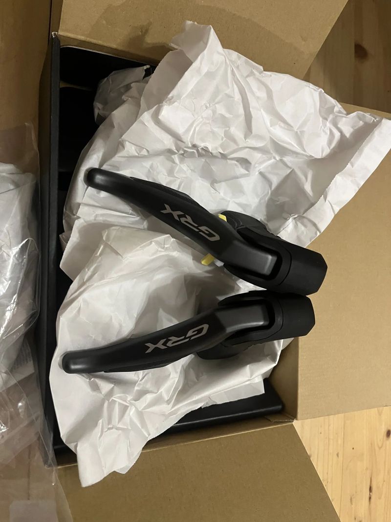 Řadící a brzdové páky Shimano GRX Di2 ST-RX815 2x11s + třmeny BR-RX810, nové