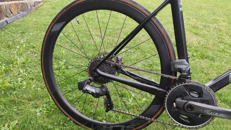Giant TCR Sram Force AXS, karbonová kola SLR1