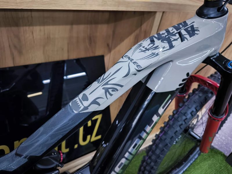 Karbon Haibike AllMtn CF SE, 750Wh, Bosch CX4, vel.S, najeto 650km, plná záruka, původně 221.999,-Kč