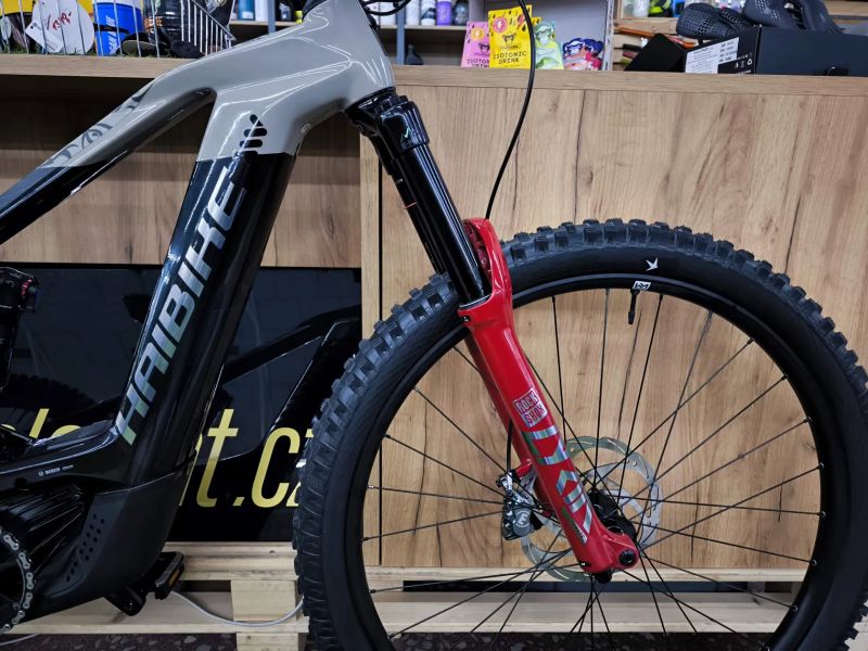 Karbon Haibike AllMtn CF SE, 750Wh, Bosch CX4, vel.S, najeto 650km, plná záruka, původně 221.999,-Kč