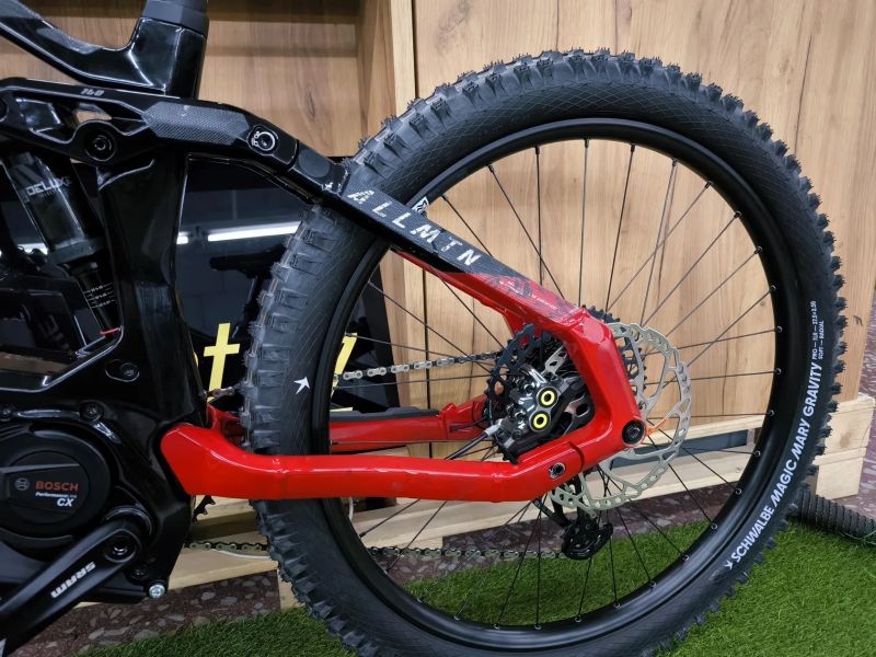 Karbon Haibike AllMtn CF SE, 750Wh, Bosch CX4, vel.S, najeto 650km, plná záruka, původně 221.999,-Kč