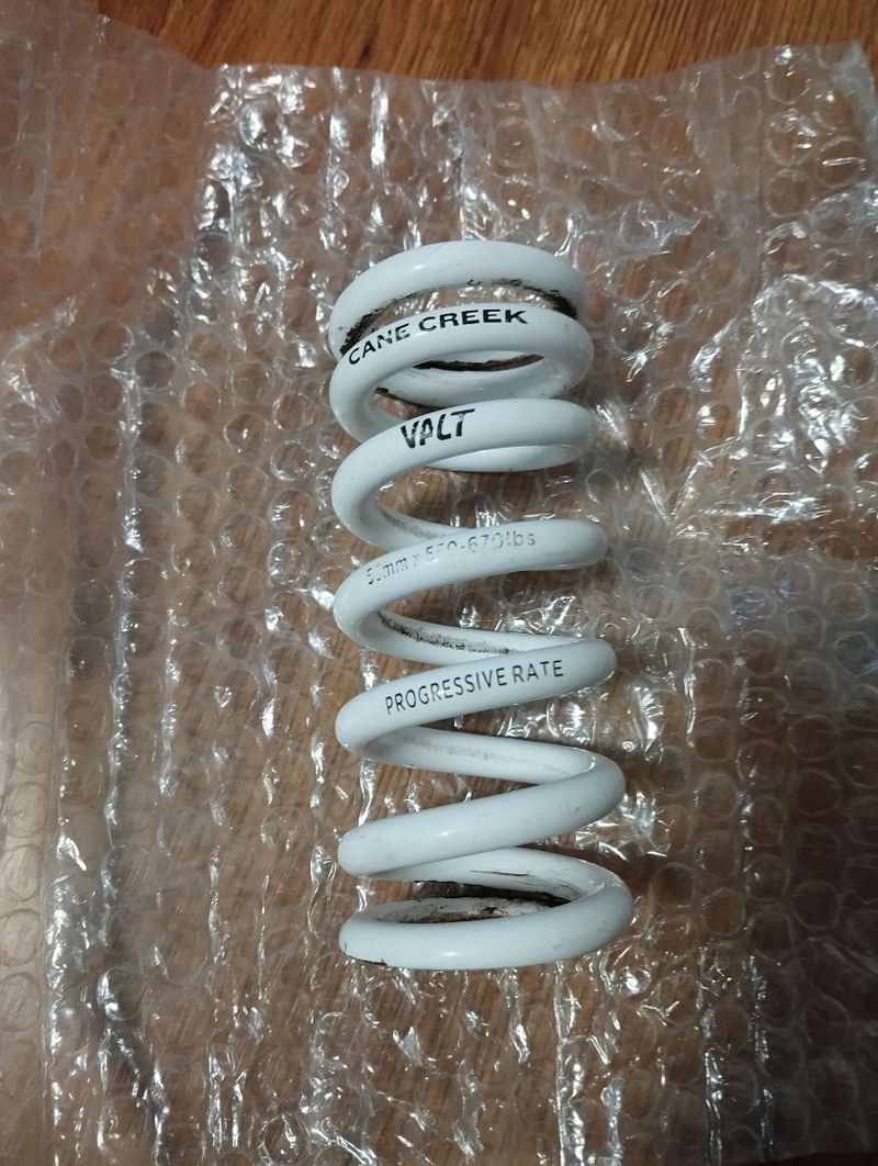 PRODÁM mix věcí - představce, pružina, držáky Garmin