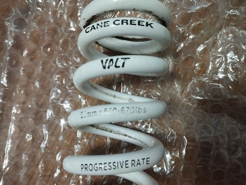 PRODÁM mix věcí - představce, pružina, držáky Garmin