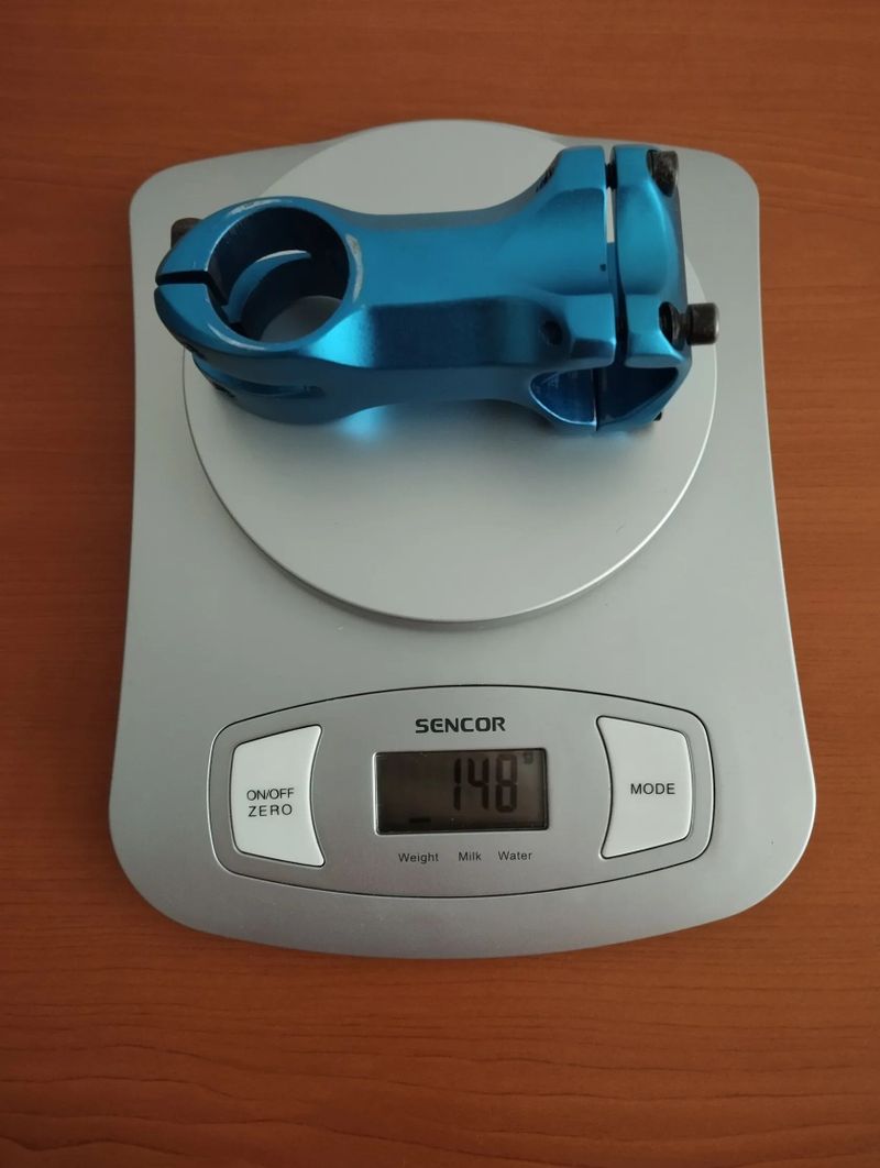 PRODÁM mix věcí - představce, pružina, držáky Garmin