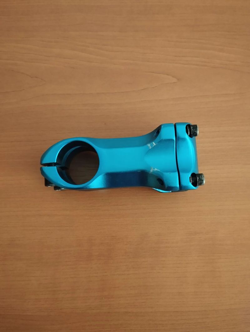 PRODÁM mix věcí - představce, pružina, držáky Garmin