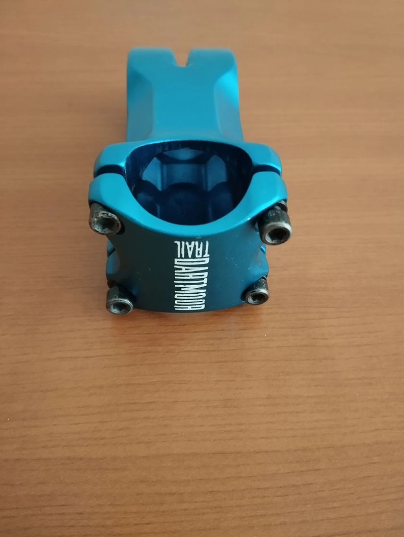 PRODÁM mix věcí - představce, pružina, držáky Garmin