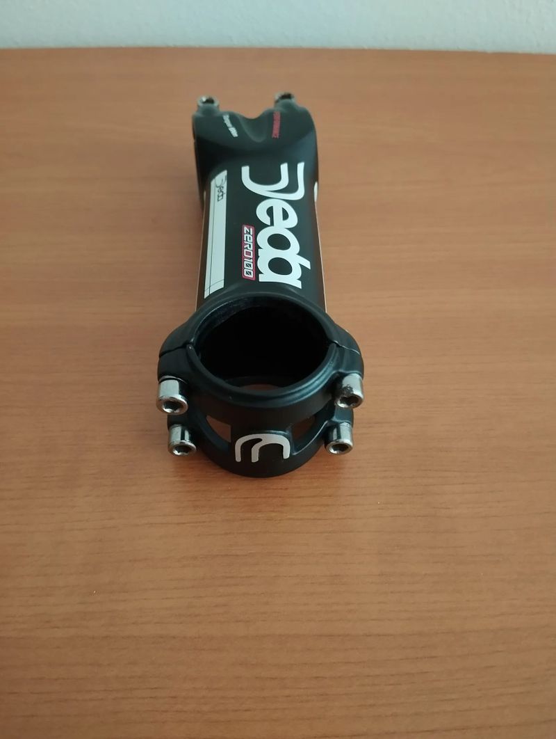 PRODÁM mix věcí - představce, pružina, držáky Garmin