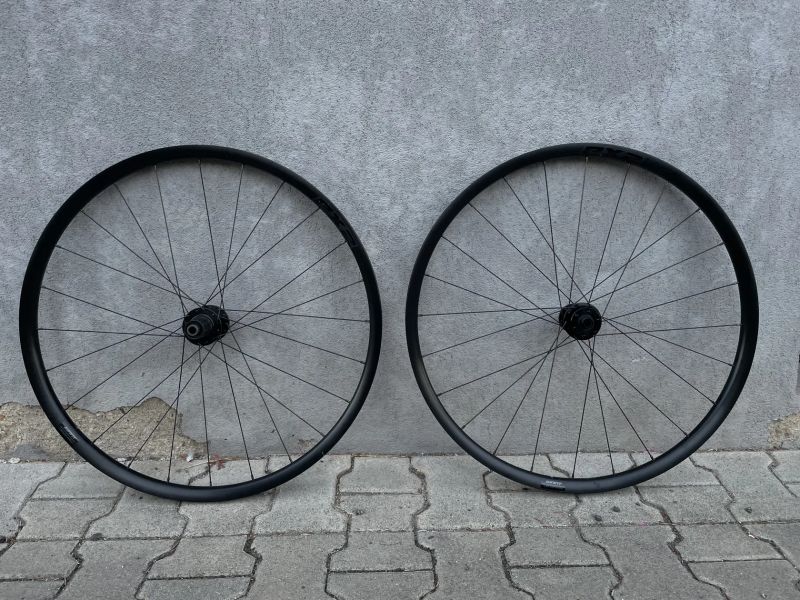 Gravel výplety Giant P-X2 Disc 