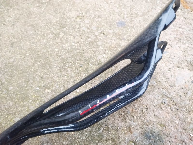 Carbon sedlo