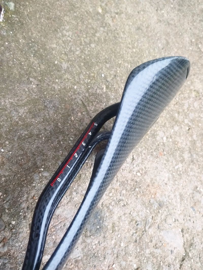 Carbon sedlo