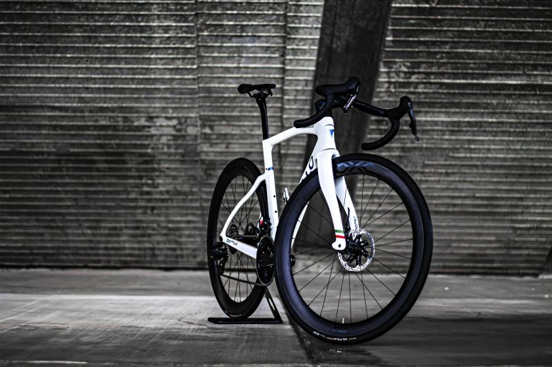 Pinarello F 2024, Sram Force AXS E1 2x12, DXC Carbon
