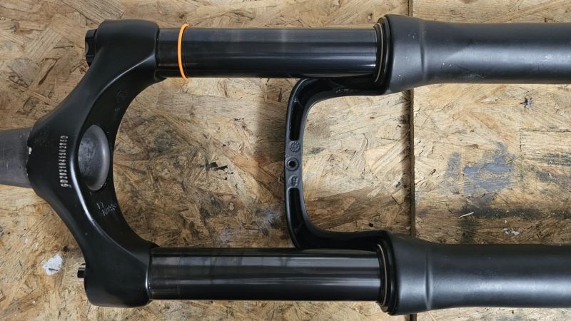 Odpružená vidlice RST VIBE AIR TnL 130 mm